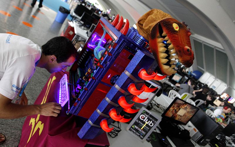 Uno de los asistentes trabaja en su ordenador personalizado