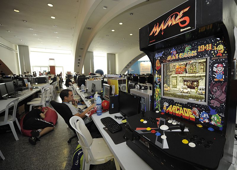 Una máquina de arcade junto a los ordenadores