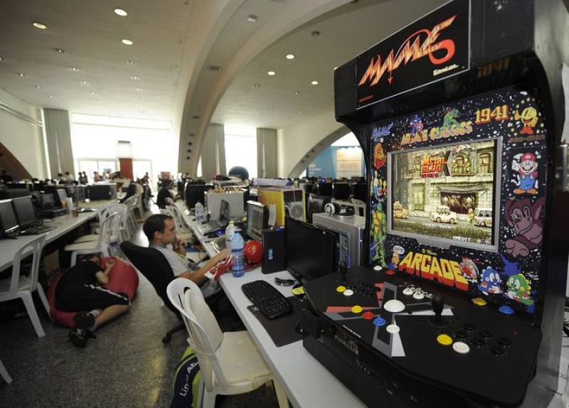 Una máquina de arcade junto a los ordenadores