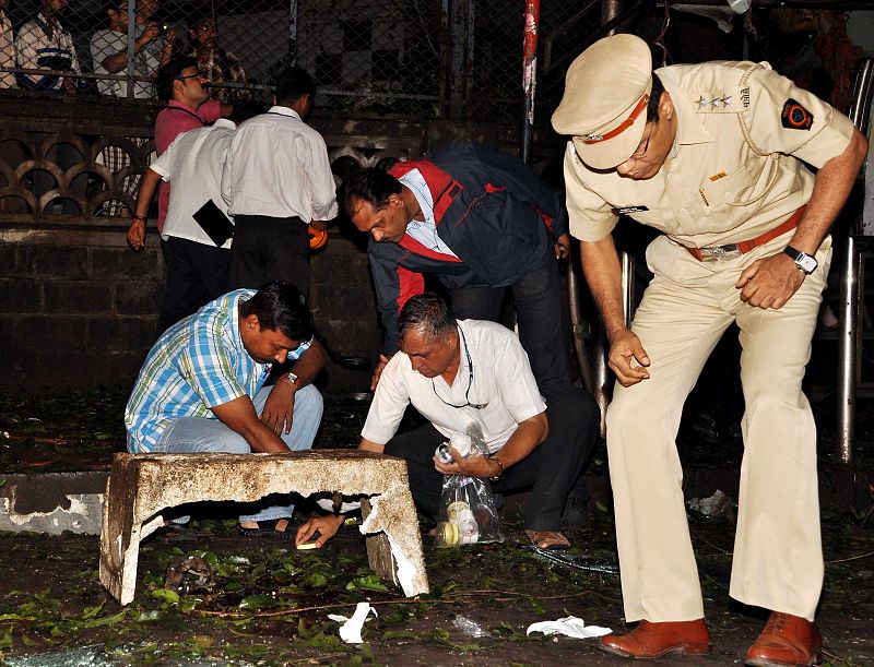 Personal de seguridad observa el lugar de una de las explosiones ocurridas hoy en Bombay.