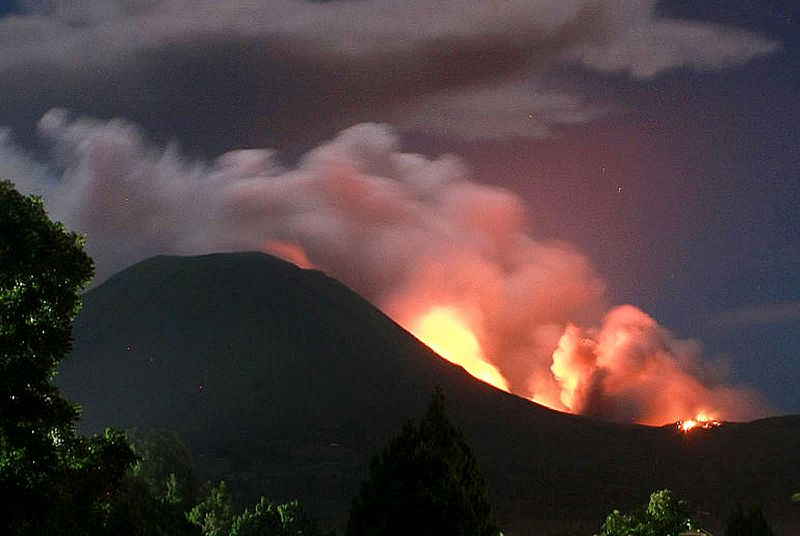 El volcán indoneso Lokon en erupción