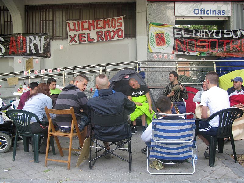 Aficionados charlan sobre la situación del Rayo