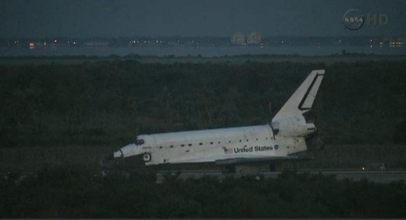 El Atlantis sobre la pista de aterrizaje del Cento Espacial kennedy