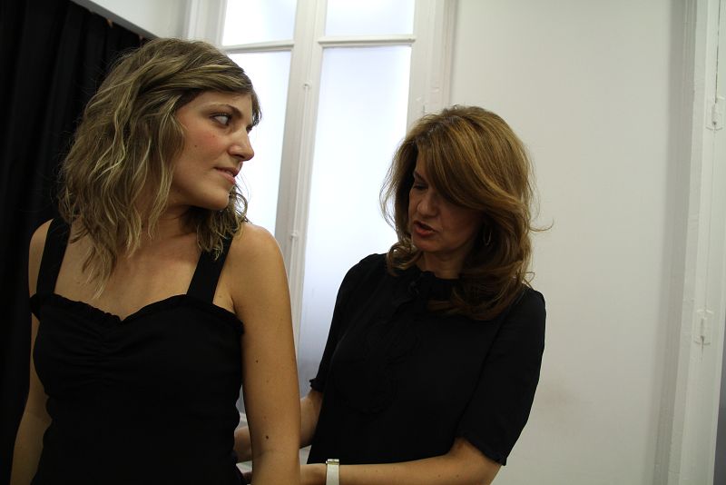 Los tops negros son un básico de fondo de armario que combinan con todo.