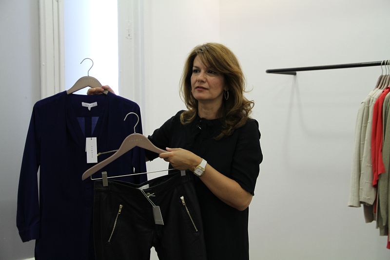 Paz elige uno de los looks que se probará Anabel