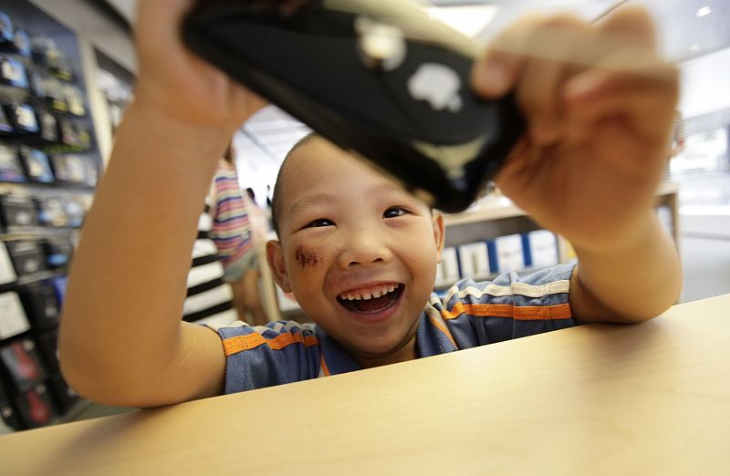 Un niño con un iPhone