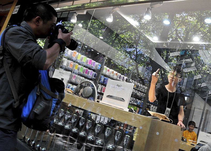 Empleado en la falsa tienda de Apple