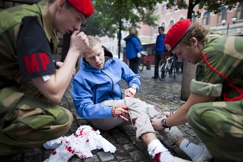 Varios agentes atienden a un hombre herido en el atentado en Oslo