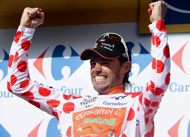 El ciclista español Samuel Sánchez en el podio con el maillot de líder de la montaña tras la decimonovena etapa del Tour de Francia, disputada hoy entre Modane y Alpe dHuez.