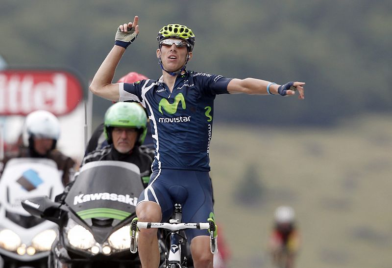 El corredor portugués del Movistar, Rui Alberto Costa, celebra la victoria conseguida en la octava etapa del Tour de Francia disputada entre Aigurande y Super-Besse Sancy.