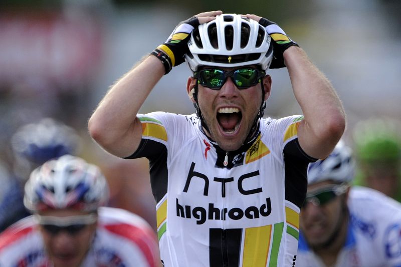 Mark Cavendish celebra su triunfo en Châteauroux, donde logró su primera victoria como profesional en el Tour de Francia.