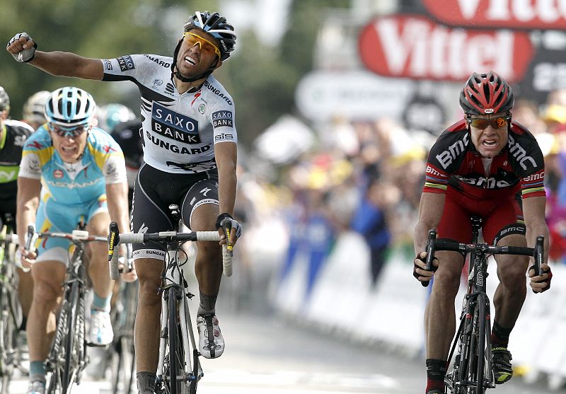 Alberto Contador levanta un brazo creyendo que cruza el primero la línea de meta en la cuarta etapa del Tour de Francia, disputada entre las localidades de Lorient y Mur-de-Bretagne, aunque el vencedor fue Cadel Evans.