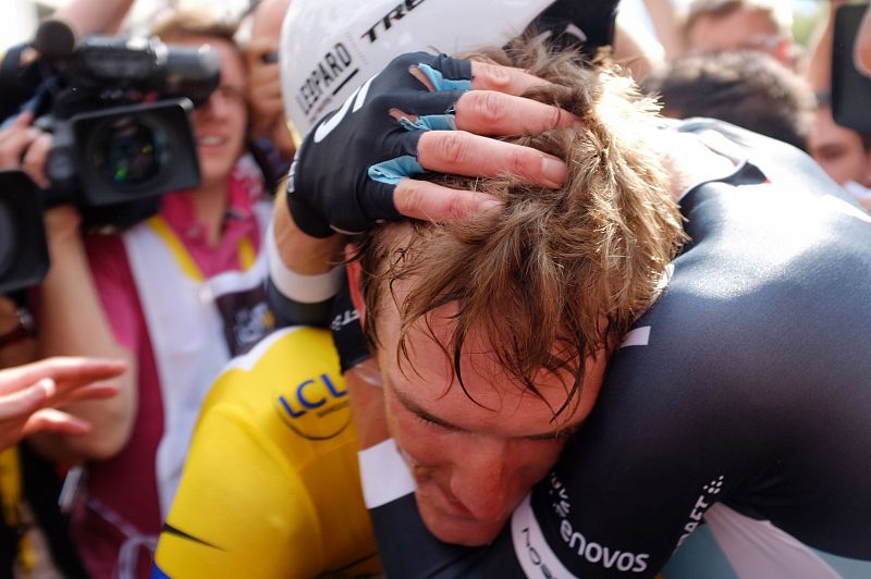 Los hermanos Schleck se abrazan en el final de la etapa en Grenoble, en el que Andy ha perdido el Tour.