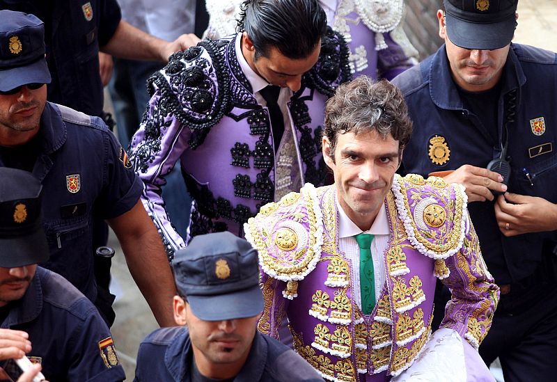 José Tomás escoltado por la policía en Valencia