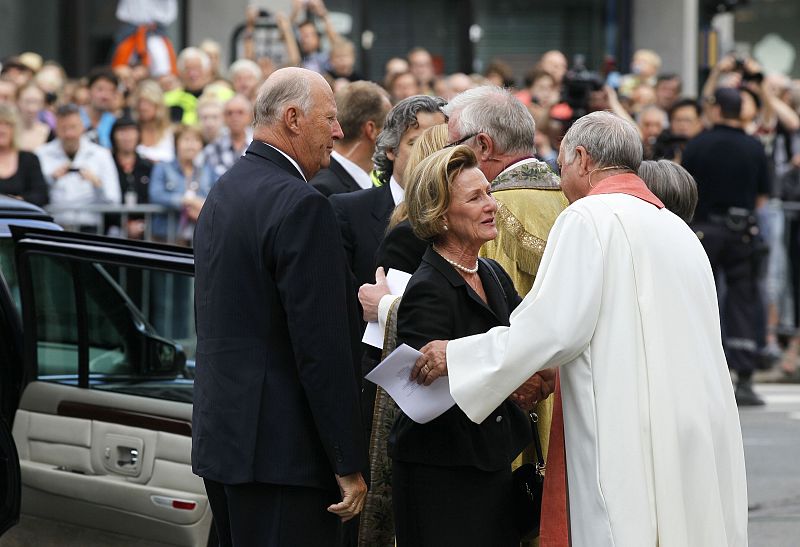 Norwegian King Harald and Queen Sonja arrive to attend a memorial service at a cathedral in Oslo