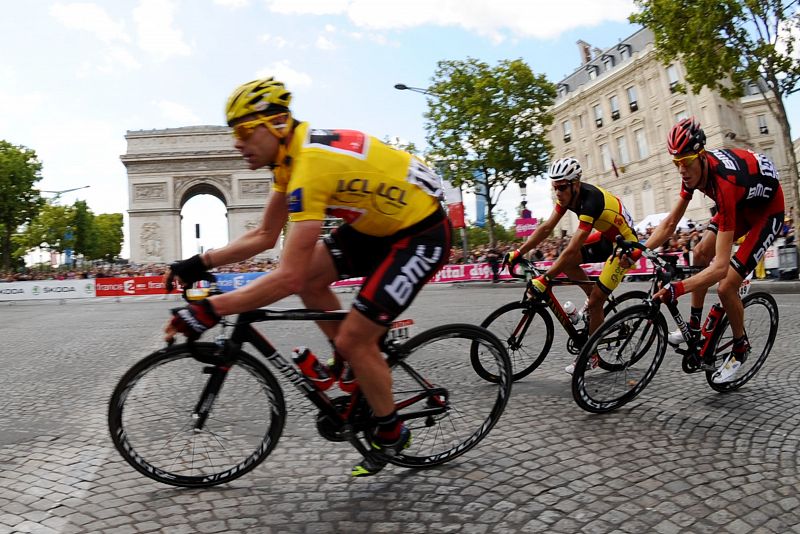 Evans, de amarillo, ante el Arco del Triunfo de París.