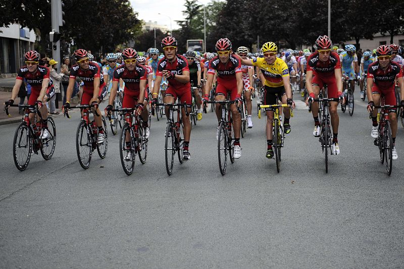 Evans posa con todo su equipo, el BMC.