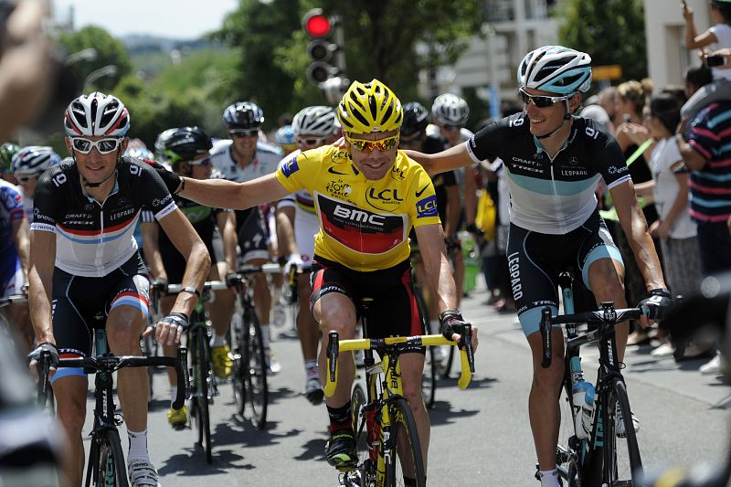 Cadel Evans, entre los hermanos Schleck, que le acompañan en el podio definitivo de París.