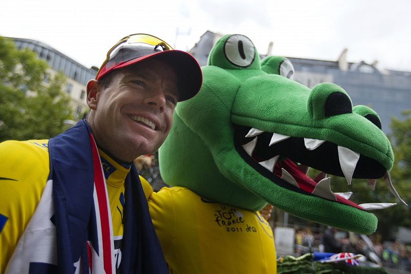 Evans celebra su triunfo con el cocodrilo australiano que le ha recibido en los Campos Elíseos.