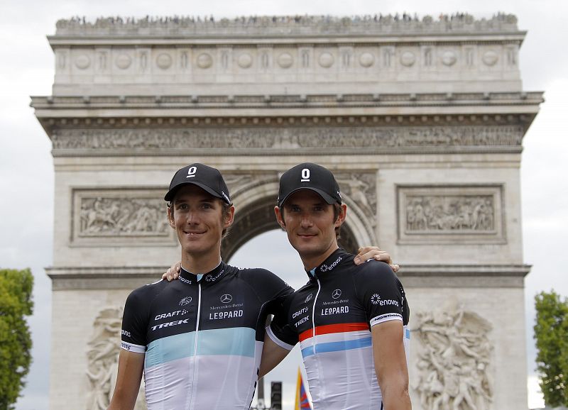 Los hermanos Schleck posan ante el Arco del Triunfo de París.