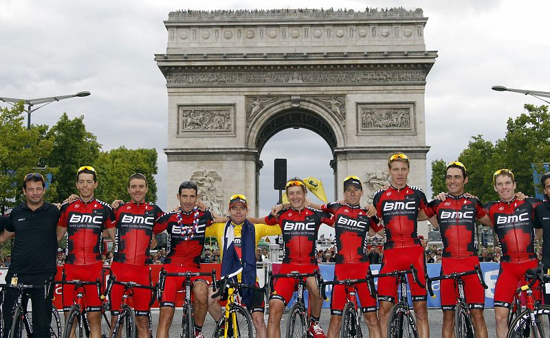 El equipo BMC posa con el campeón del Tour de Francia 2011, Cadel Evans.