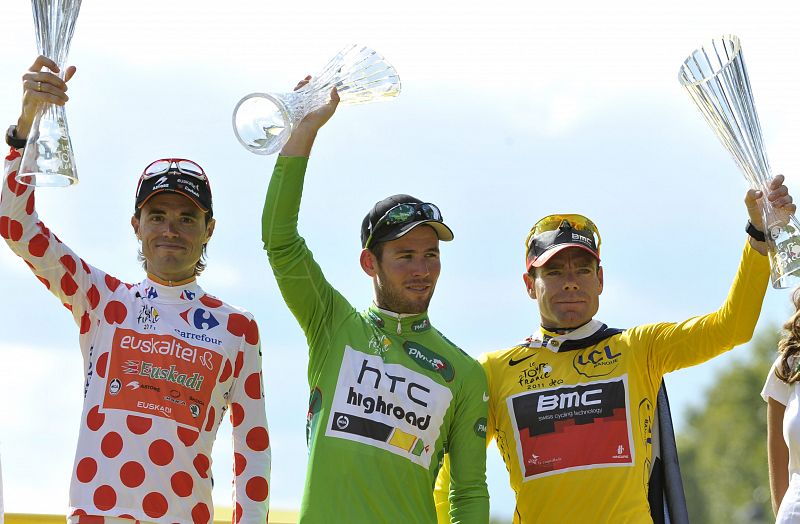 El español del Euskaltel-Euskadi, Samuel Sánchez (izda), celebra en el podio su victoria en la clasificación de la montaña del Tour de Francia, junto al vencedor de la regularidad Mark Cavendish (3i), y al vencedor del Tour, el australiano Cadel Evan