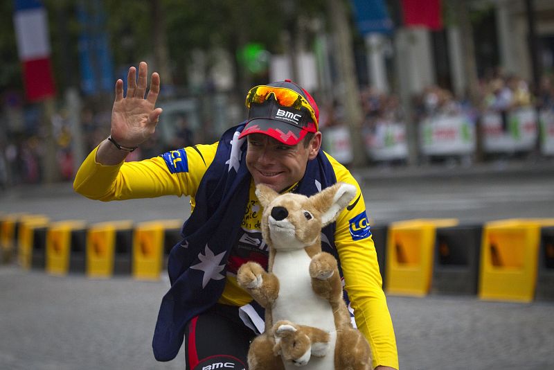 Evans se pasea con un peluche de un canguro.