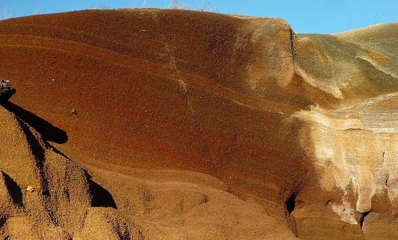 A La Garrotxa, els volcans fan un paisatge tan estrany, que ningú ho imaginaria a Catalunya. En aquesta imatge, els colors de les arenes del volcà Croscat fan pensar més a l'isla de Lanzarote o fins i tot a un paisatge extraterrestre.