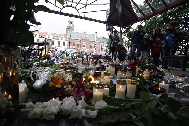La gente deja flores y velas en Kristiansand, una ciudad al sur de Noruega.
