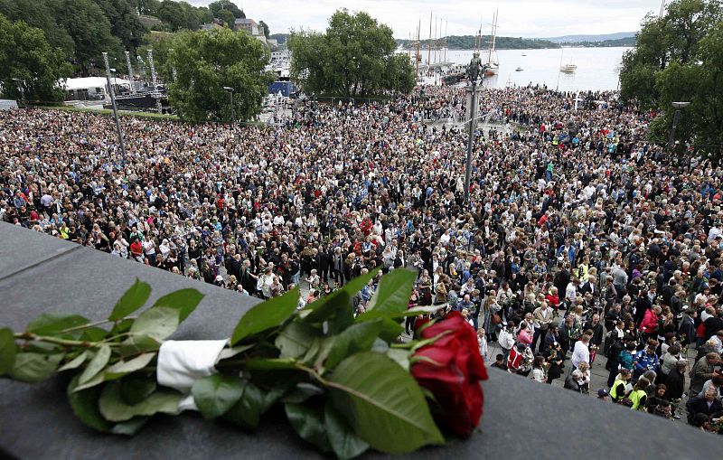 Los noruegos participan en un homenaje a las víctimas del atentado