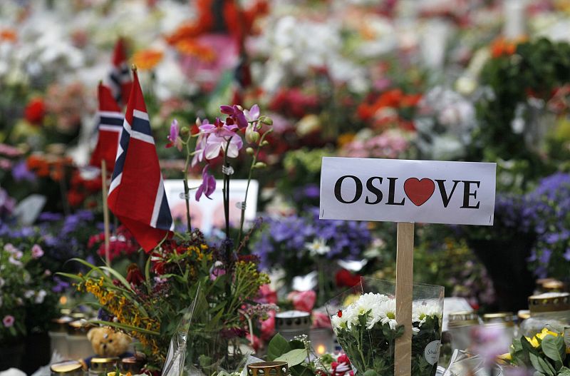 "Amor para Oslo" se lee en una de las pancartas en recuerdo a las víctimas de la matanza