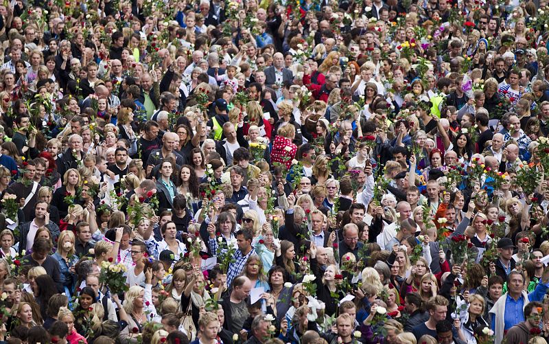 Homenaje a las víctimas del doble atentado de Noruega