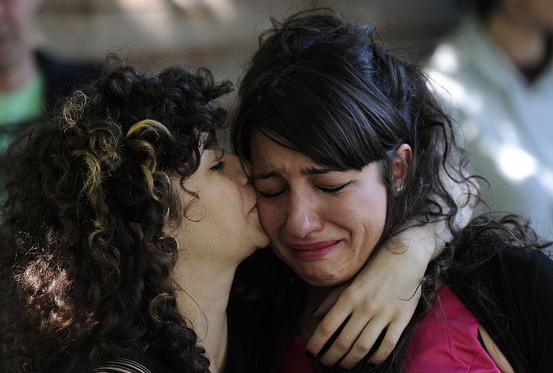 Una mujer consuela a su amiga mientras ambas visitan la casa de Amy Winehous, en el barrio de Camden, en el norte de Londres. La cantante, que falleció el sábado, tenía severos problemas con el alcohol y las drogas.