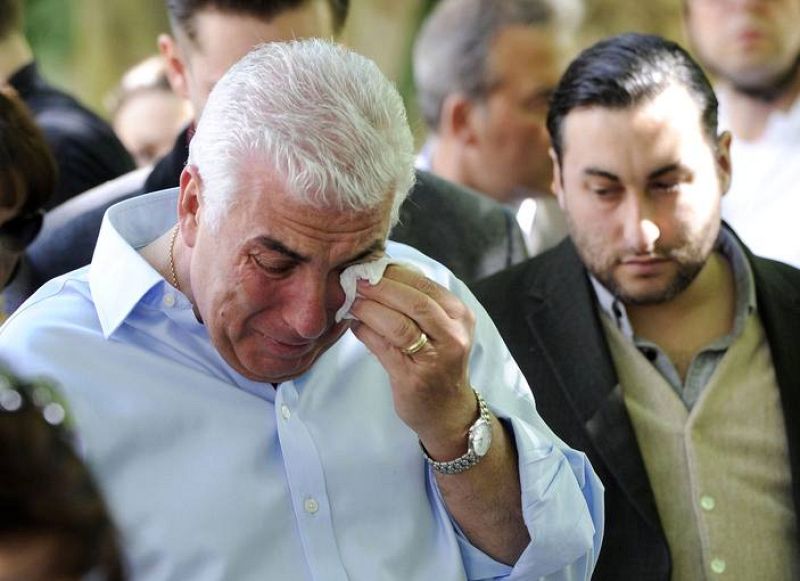 Mitch Winehouse, padre de la fallecida cantante, llora al visitar el lugar en el que los seguidores de su hija han depositado diversos presentes en su memoria.