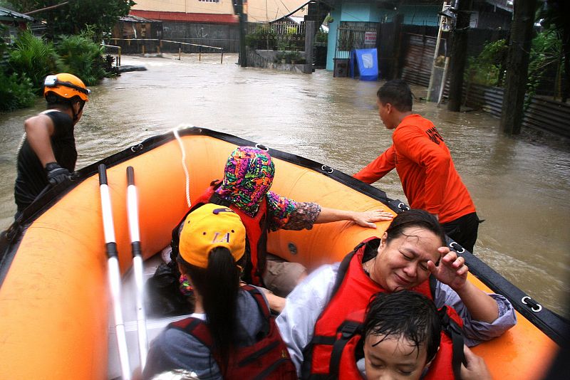 Evacuación de una familia en la ciudad de Legazpi, al sur de Manila