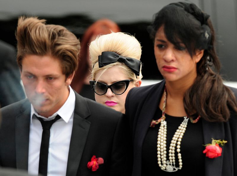 Amigos de Amy Winehouse, entre ellos Kelly Osbourne, en el funeral por la cantante londinense