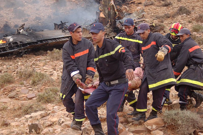 Los equipos de rescate trasladan los cuerpos de los pasajeros del avión militar siniestrado en Marruecos.