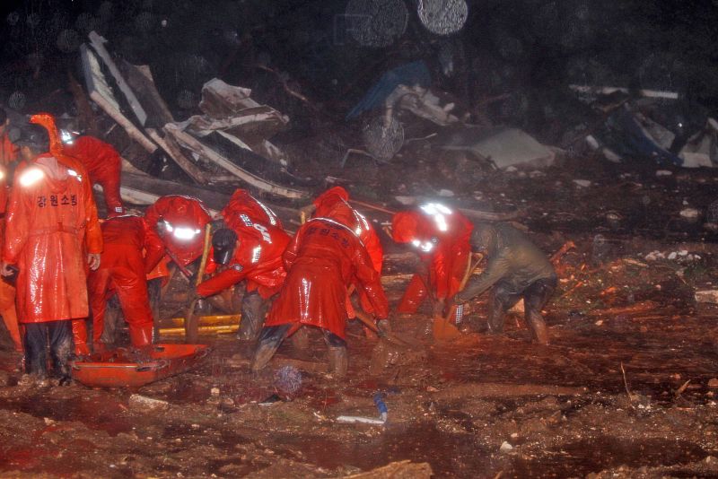 Labores de rescate tras el corrimiento de tierras en Chuncheon, al noreste de Seúl