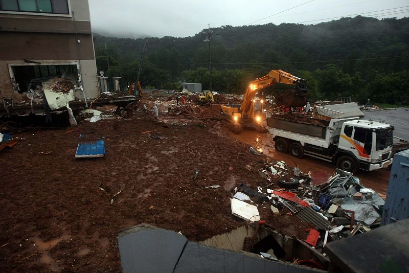 Vista de los destrozos tras el derrumbe en Chuncheon, en el que han muerto más de una decena de personas