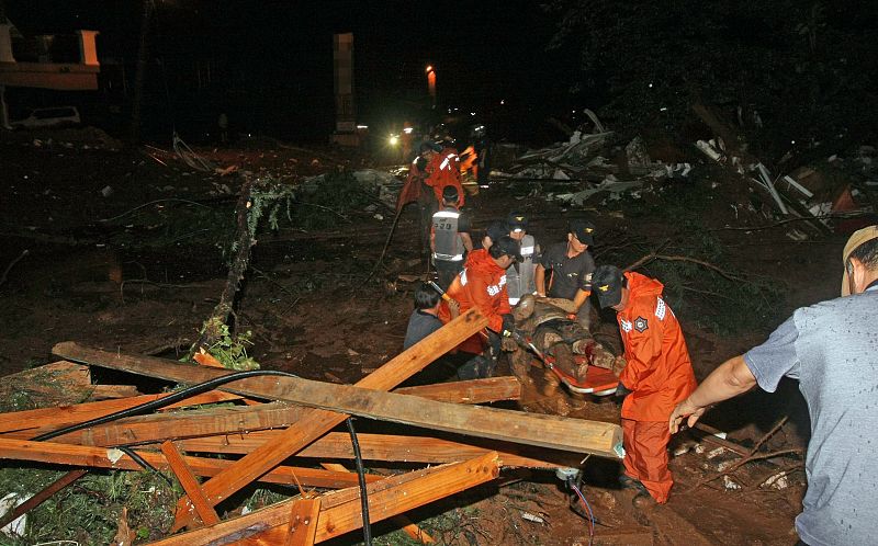 Los equipos de emergencias rescatan a una de las víctimas en Chuncheon