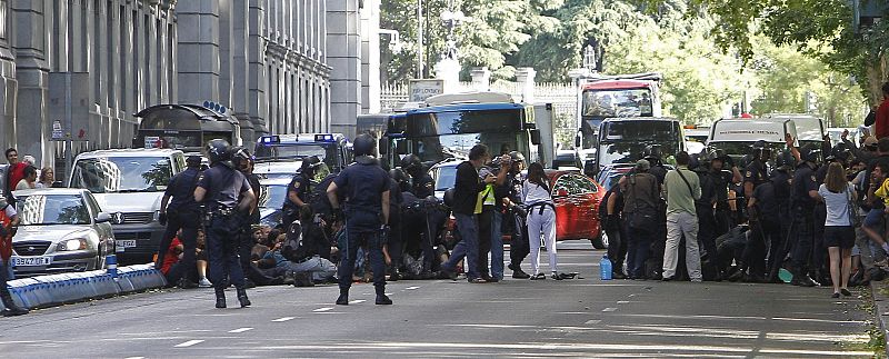 La policía trata de restituir el tráfico en el Paseo de Recoletos de Madrid