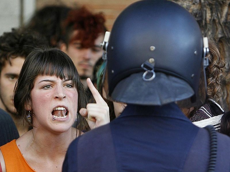 Una manifestante se encara con la policía