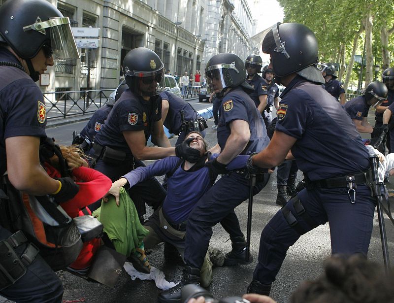 La policía trata de retirar a los "indignados" que se resisten a desalojar