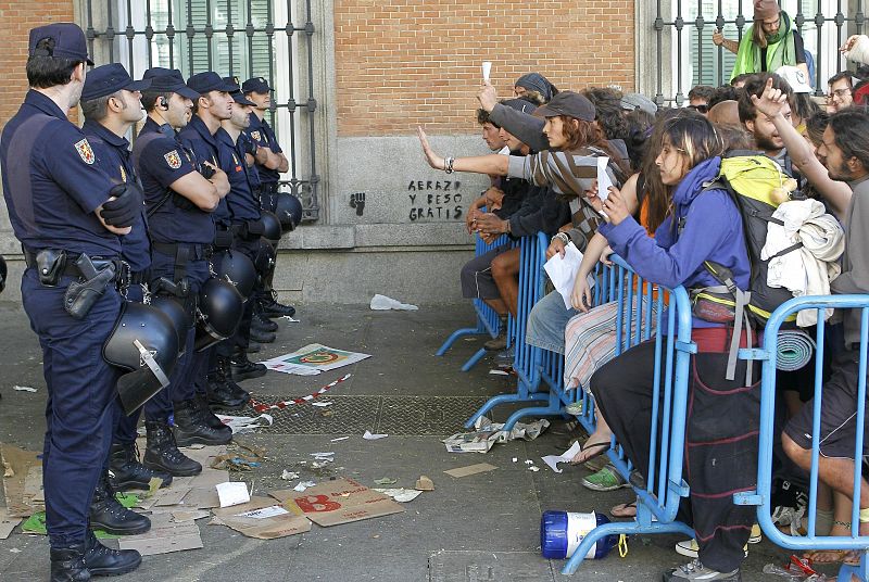 La polícia vigila a los concentrados tras las vallas de contención