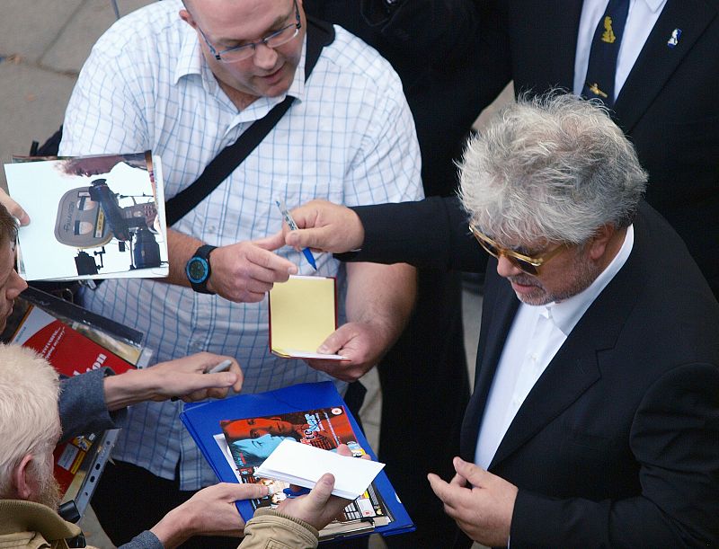 Almodóvar a su llegada al Somerset House firmando autógrafos a sus seguidores. El director español cuenta con un amplio público anglosajón.