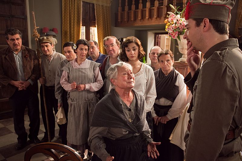 Después de que se lo suplique su abuela, y después de pensarlo durante cuatro horas, el teniente Rivera se convierte en cómplice de los ciudadanos de Peñaseca y decide no contarle nada al Coronel sobre quien es quien en el pueblo.