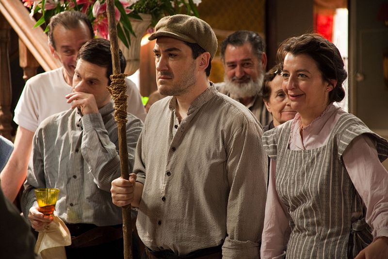 Los habitantes de Peñaseca, en la casa del difunto marqués.