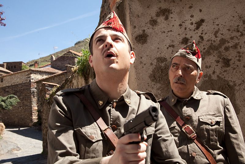 Agosto de 1936. En su avance hacia Madrid, las tropas Nacionales hacen escala en Peñaseca, un pueblo de lo más peculiar de la sierra de Guadarrama.