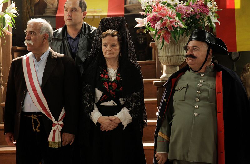 Los habitantes de Peñaseca, en la casa del difunto marqués.