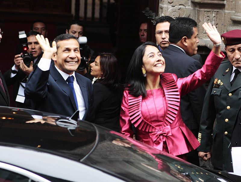 El presidente electo Humala y su esposa llegan al ministerio de Exteriores para la jura